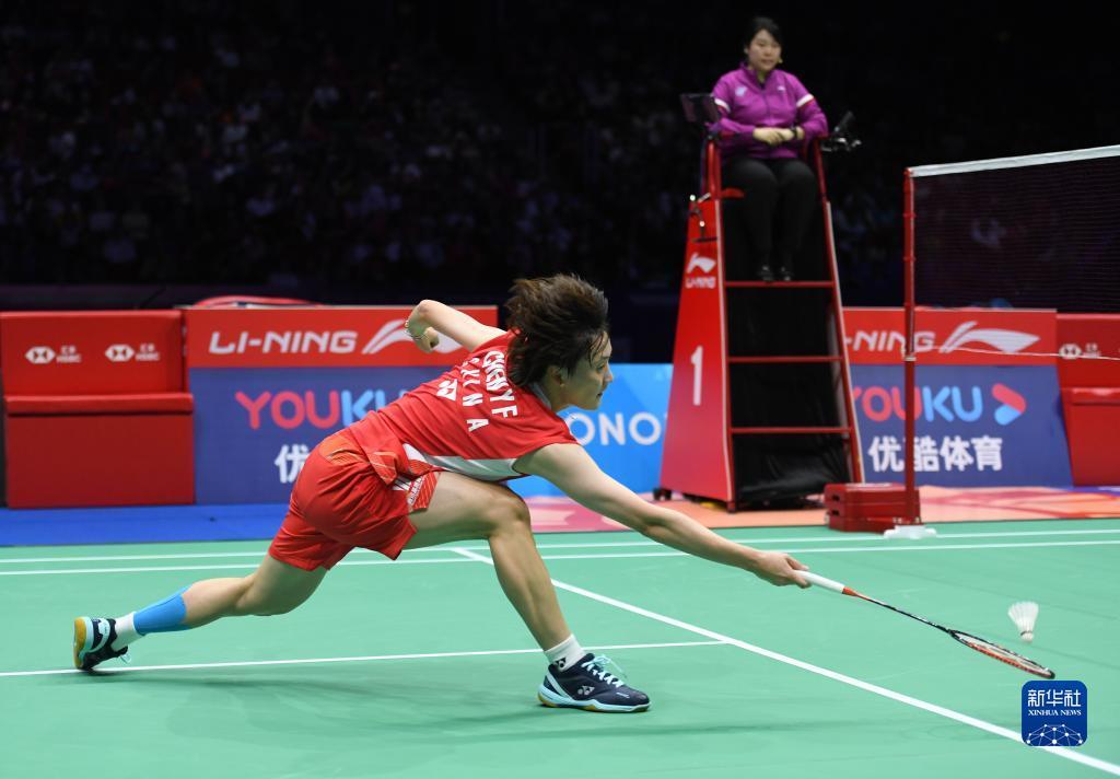 球和积极的 球和积极的